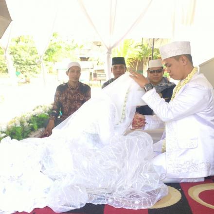 Pembakal Desa Lok Tamu Bapak Sudiyono S.Ap Menjadi Saksi Pernikahan Arni Nur Alfiani,S.E dan M.Zaini