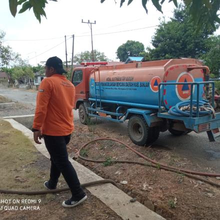 BPBD Kabupaten Banjar Salurkan Bantuan Air Bersih untuk Warga Desa Lok Tamu RT02